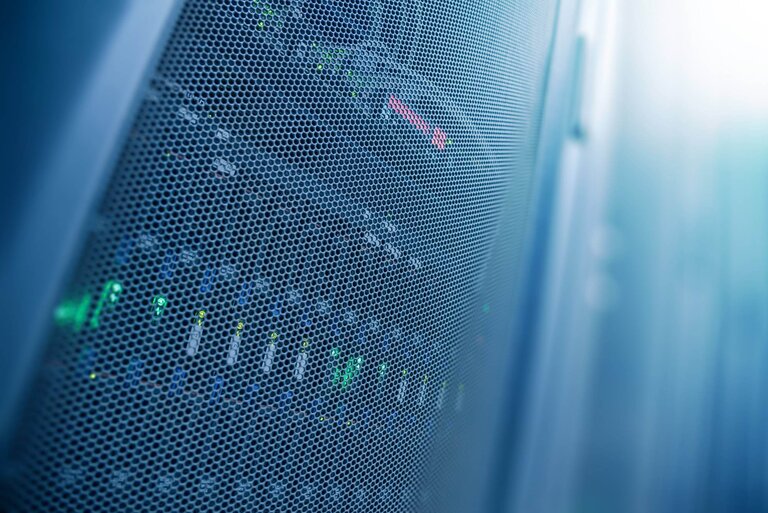 Server-Hardware mit LED-Statusanzeigen hinter Metallgitter
