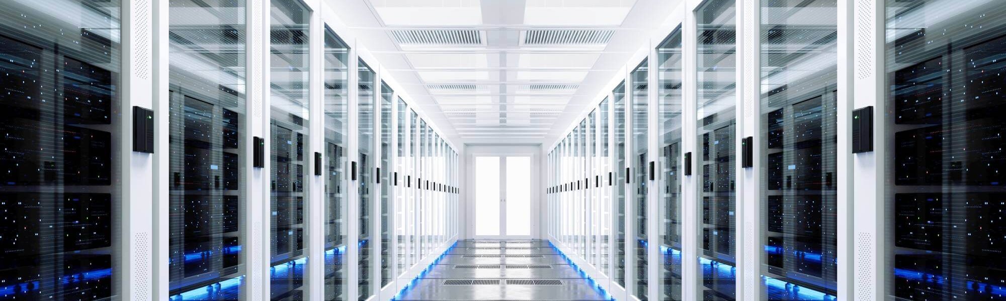 Modernes Rechenzentrum mit Server-Racks und blauer LED-Beleuchtung