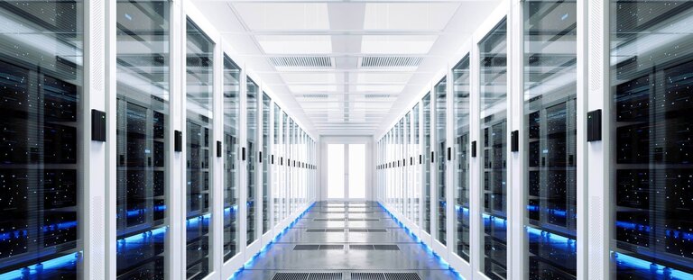 Modernes Rechenzentrum mit Server-Racks und blauer LED-Beleuchtung